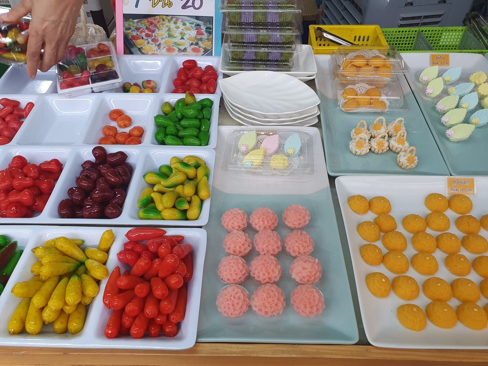 クレット島 タイの伝統的なお菓子はだけではなく、ケーキなどの洋菓子も堪能できます